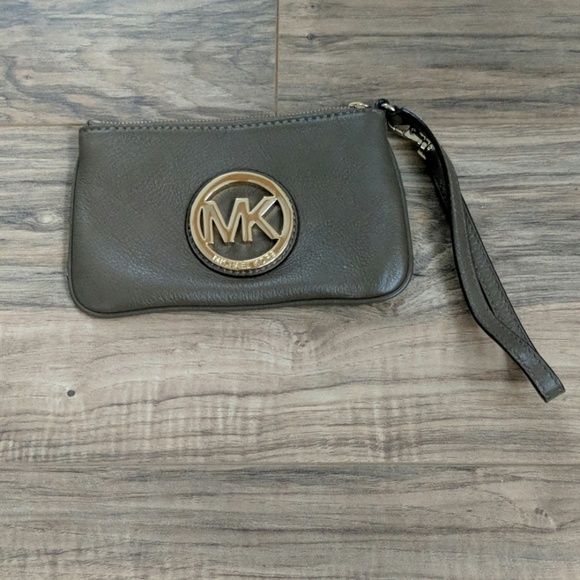 Michael Kors Handbags - Micheal kors wristlet Michael Kors Handbags - Micheal kors wristlet